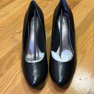 NWOT Easyspirit Anti- Gravity Black Heels.